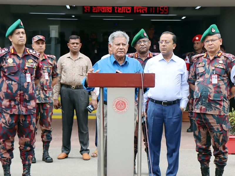 স্বরাষ্ট্র উপদেষ্টা ব্রিগেডিয়ার জেনারেল (অব.) এম সাখাওয়াত হোসেন সাংবাদিকদের সঙ্গে কথা বলেন। পিলখানা, ঢাকা, ১৩ আগস্ট